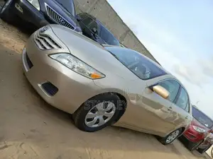Toyota Camry LE 4dr Sedan (2.5L 4cyl 6AM) 2010 Gold