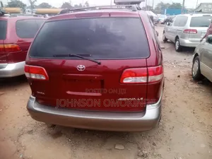 Toyota Sienna LE 2002 Red
