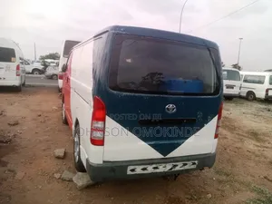 Toyota HiAce 2012 Red
