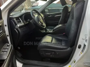 Toyota Highlander XLE 4x4 V6 (3.5L 6cyl 8A) 2017 White