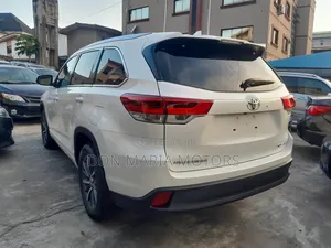 Toyota Highlander XLE 4x4 V6 (3.5L 6cyl 8A) 2017 White