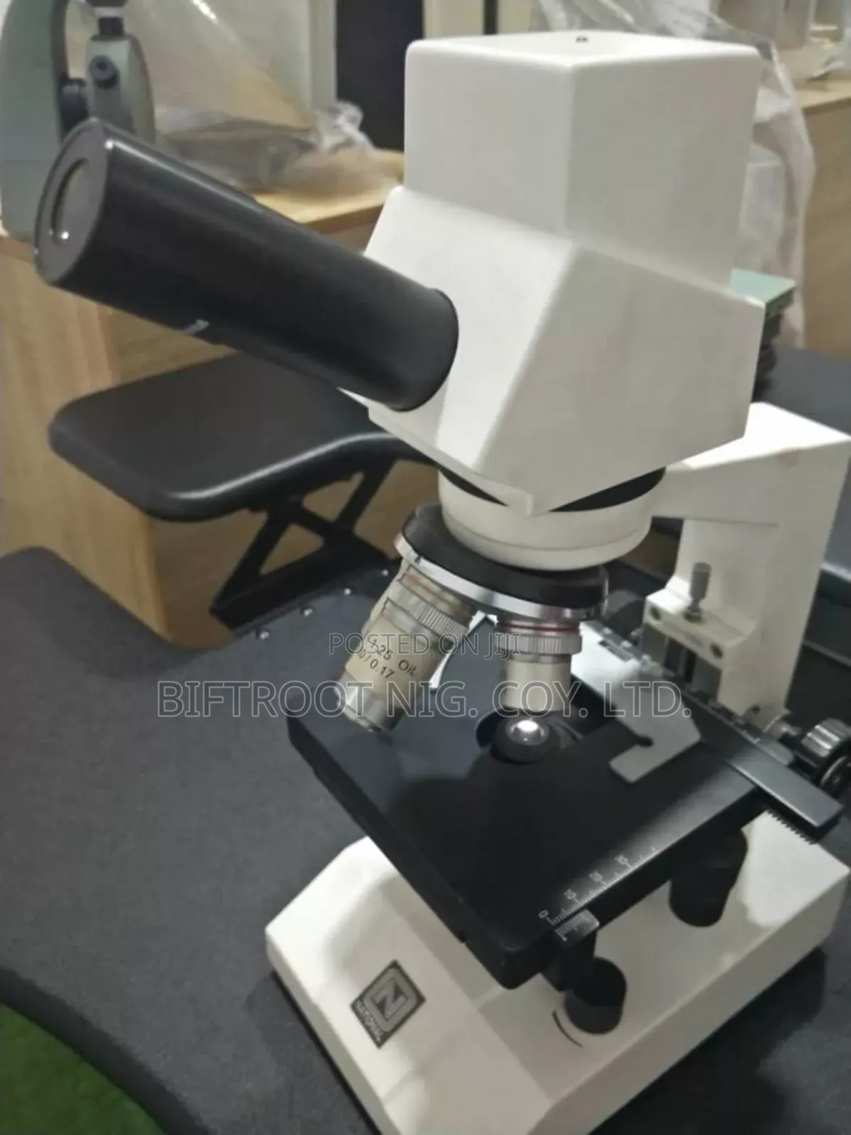 Dc-128 Compound Microscope