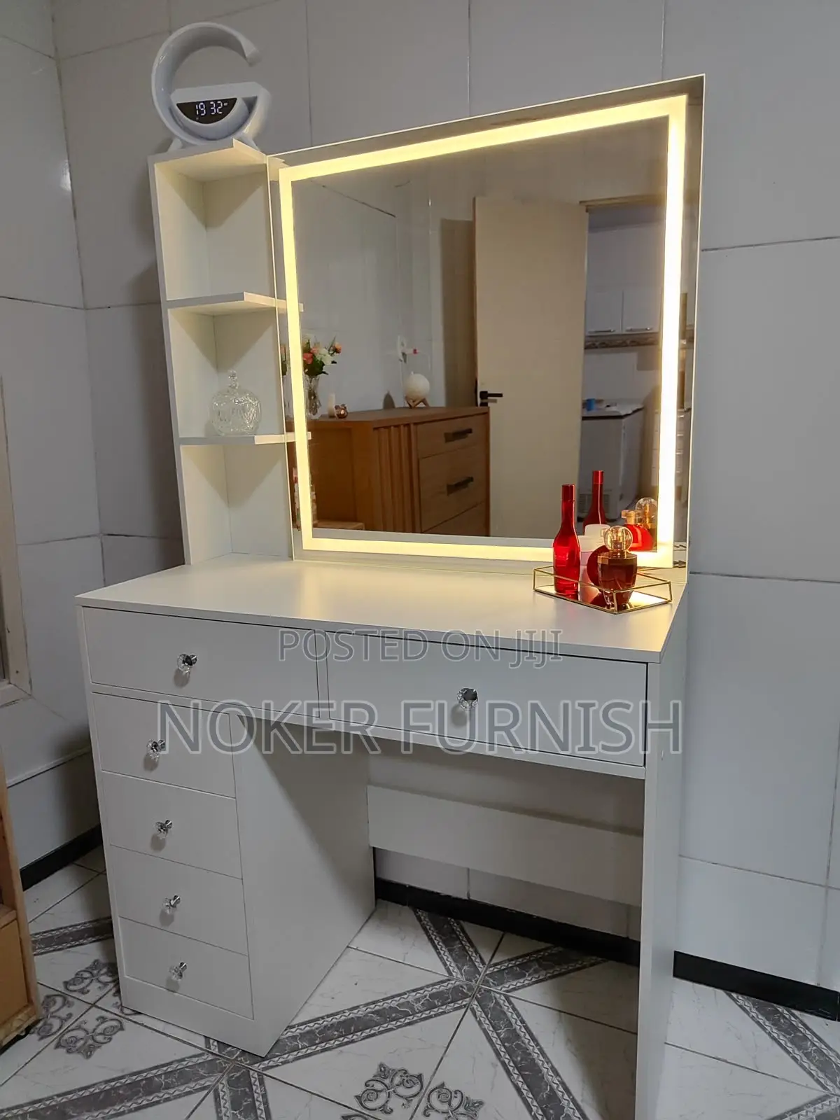 Vanity Dresser Table With Mirror