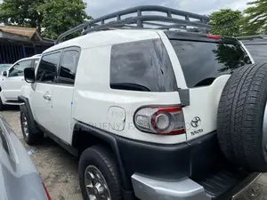 Toyota FJ Cruiser 4x4 Automatic 2012 White