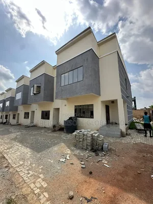 3bdrm Townhouse/Terrace in Close To Beger Yard, Life Camp for sale