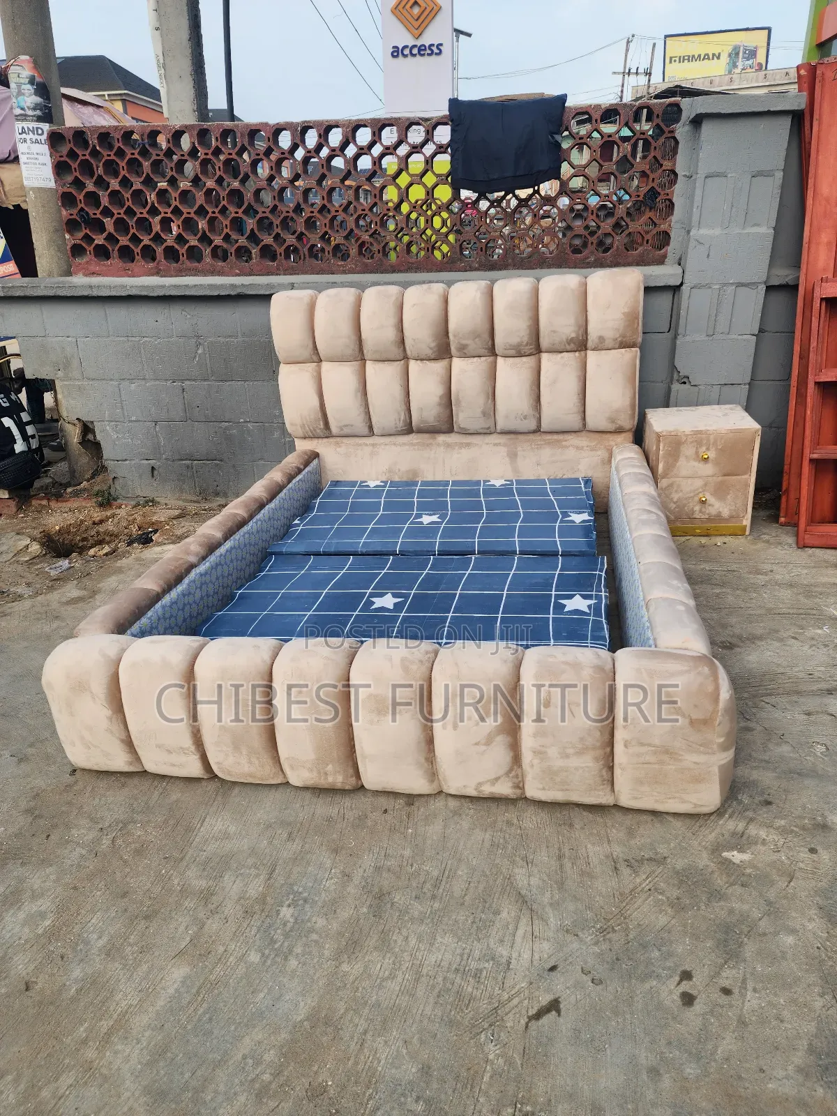 Neatly Padded Bubble Bed Stand.
