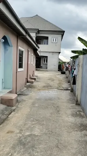 8bdrm Duplex in Inside An Estate, for sale