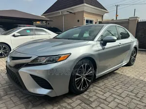 Toyota Camry SE FWD (2.5L 4cyl 8AM) 2018 Silver
