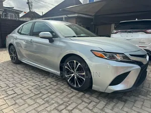 Toyota Camry SE FWD (2.5L 4cyl 8AM) 2018 Silver