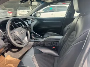 Toyota Camry SE FWD (2.5L 4cyl 8AM) 2018 Silver