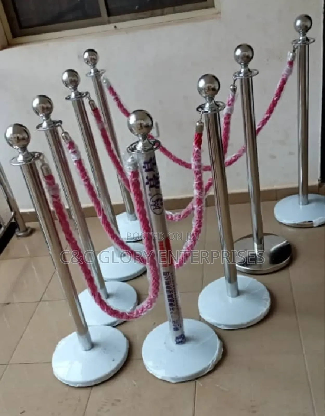 Queue Barrier With Twisted Rope