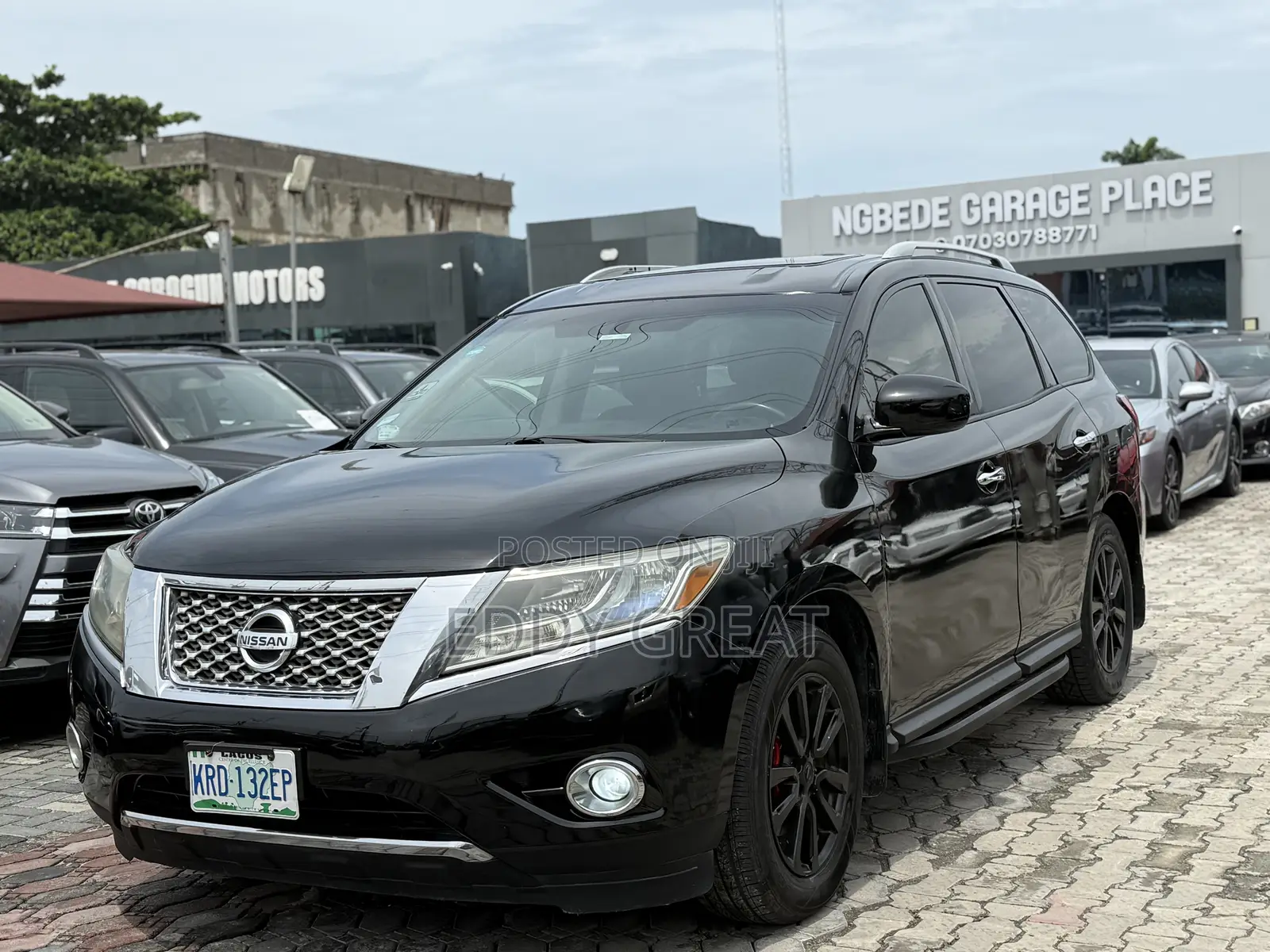 Nissan Pathfinder SV 4x4 2013 Black