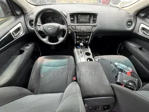 Nissan Pathfinder SV 4x4 2013 Black