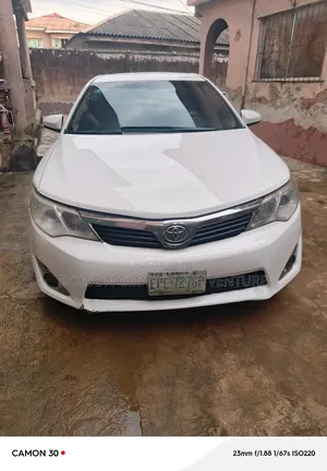 Toyota Camry SE 4dr Sedan (2.5L 4cyl 6A) 2012 White