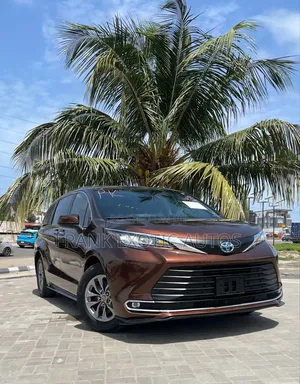 Photo - Toyota Sienna XLE 7-Passenger AWD 2021 Brown