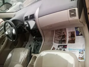 Toyota Corolla LE 4dr Sedan (1.8L 4cyl 4A) 2013 Gold