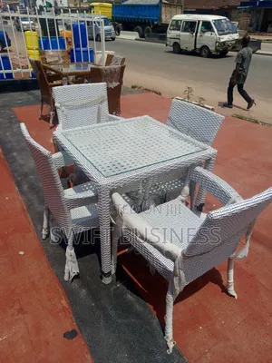 Outdoor Basket Dining Chair and Table