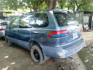 Toyota Sienna LE 2002 Blue