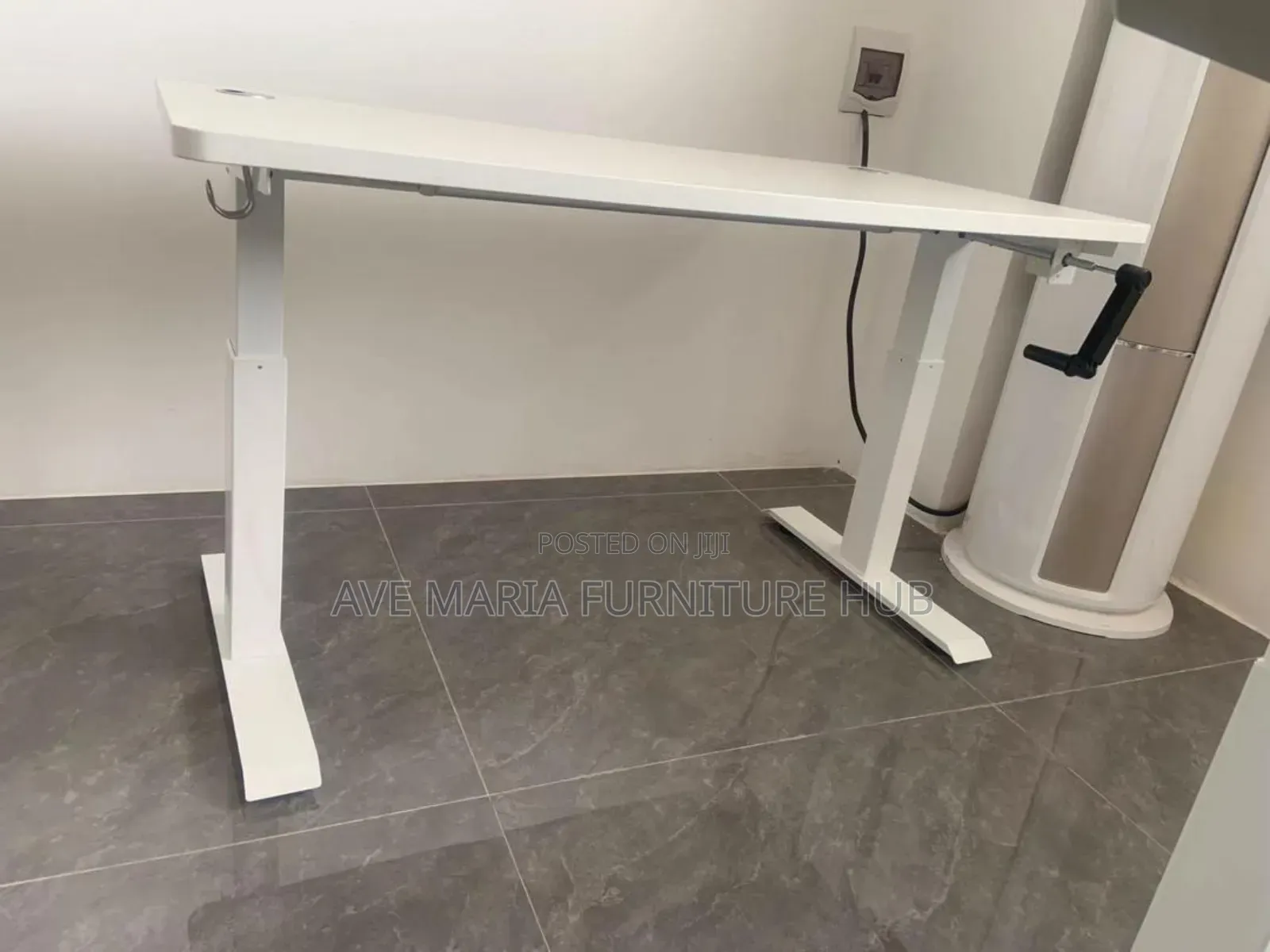 Manual Adjustable Height Desk.