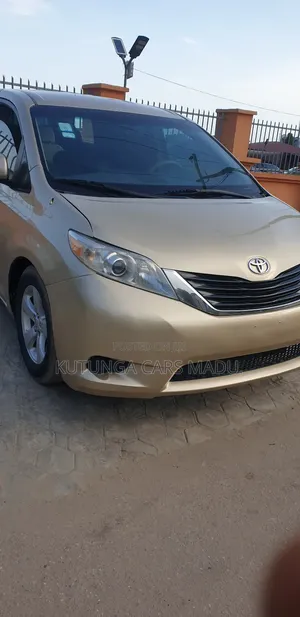 Photo - Toyota Sienna 2012 Gold