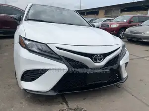 Toyota Camry SE FWD (2.5L 4cyl 8AM) 2018 White