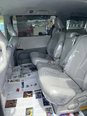 Toyota Sienna XLE FWD 8-Passenger 2013 Silver