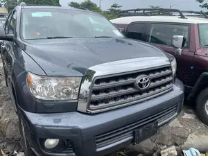 Toyota Sequoia Platinum 4dr SUV (5.7L 8cyl 6A) 2013 Gray