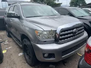 Toyota Sequoia Limited 4dr SUV 4WD (5.7L 8cyl 6A) 2013 Silver