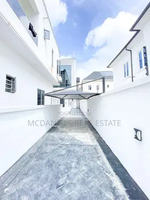 4bdrm Duplex in Chevron for sale