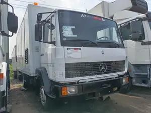Mercedes Benz 814 Container Body Truck White