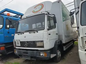Mercedes Benz Truck With Hydraulic Lift Jack Door