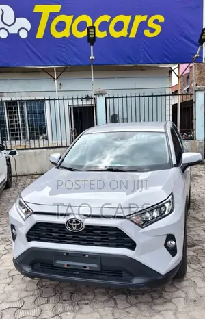 Toyota RAV4 LE 2021 Silver