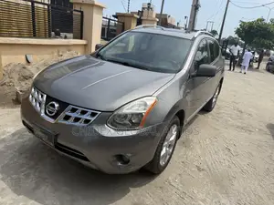 Photo - Nissan Rogue S 2011 Gold