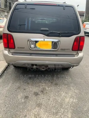 Lincoln Navigator Luxury 2005 Gold