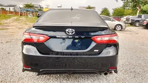 Toyota Camry SE FWD 2020