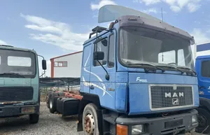 2000 Man Desiel 12 Tyres Blue Truck Head