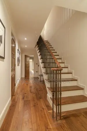 Screeded Walls With Beautiful Vinyl Floor Installation