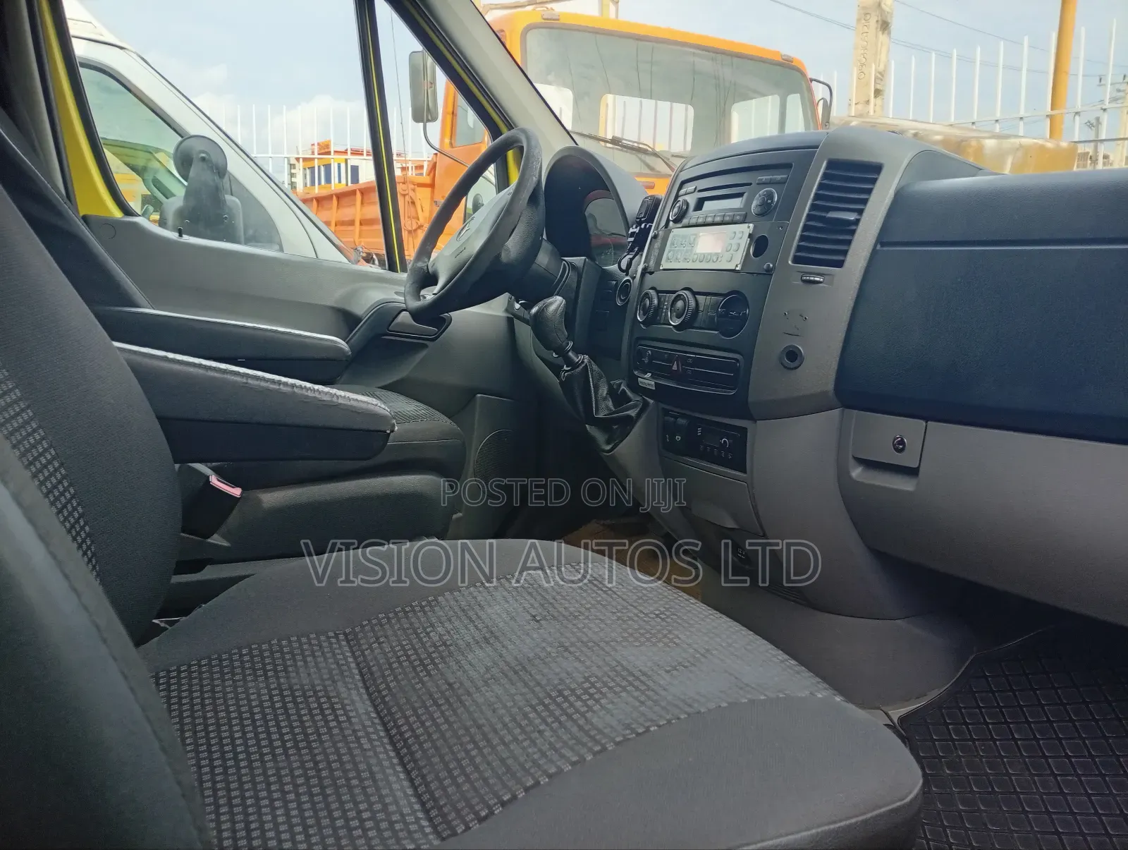 Mercedes-Benz Sprinter 2010 Yellow