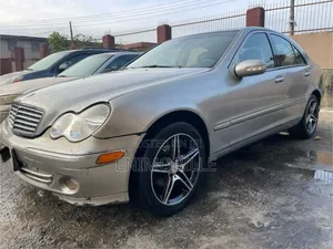 Photo - Mercedes-Benz C240 2.6 RWD 2005 Beige