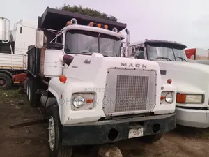Mack Tipper R Model