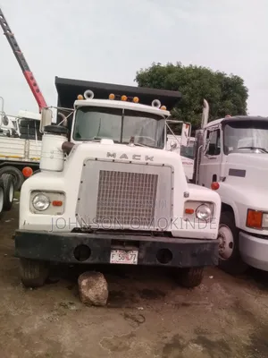 Mack Tipper R Model