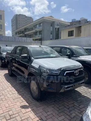 New Toyota Hilux 2025 Black