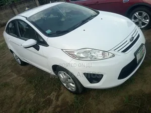 Ford Focus S Sedan FWD (2.0L 4cyl 5M) 2013 White