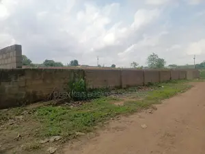 A Fenced Residential Land Measuring 848sqm in an Estate
