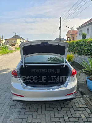 Hyundai Elantra Limited Sedan FWD (2.0L 4cyl 6A) 2017 Silver