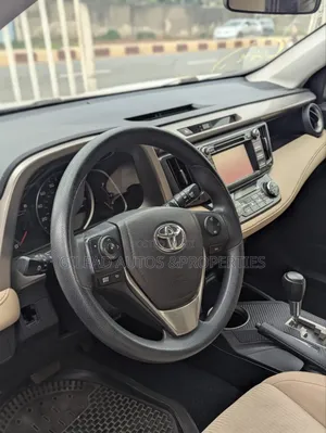 Toyota RAV4 XLE 4dr SUV (2.5L 4cyl 6A) 2014 White