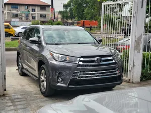 Toyota Highlander XLE 4x4 V6 (3.5L 6cyl 8A) 2018 Gray