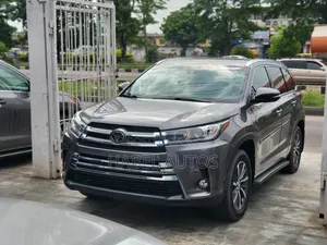Toyota Highlander XLE 4x4 V6 (3.5L 6cyl 8A) 2018 Gray