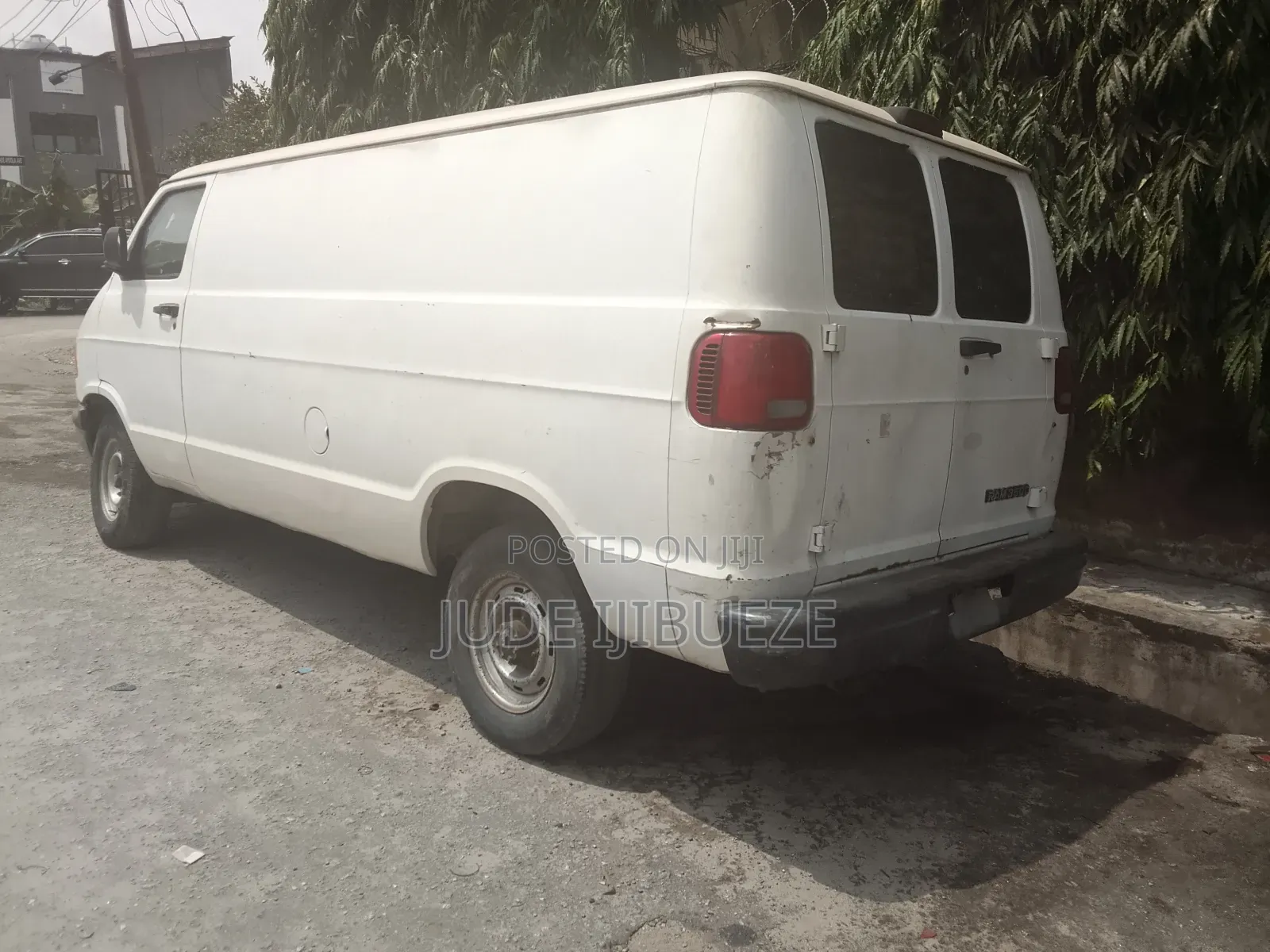 Dodge B3500 2002 White
