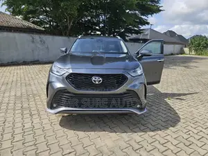 Photo - Toyota Highlander L 2021 Gray